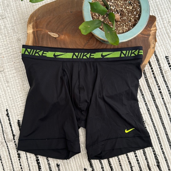 Nike - Picture 2 of 6